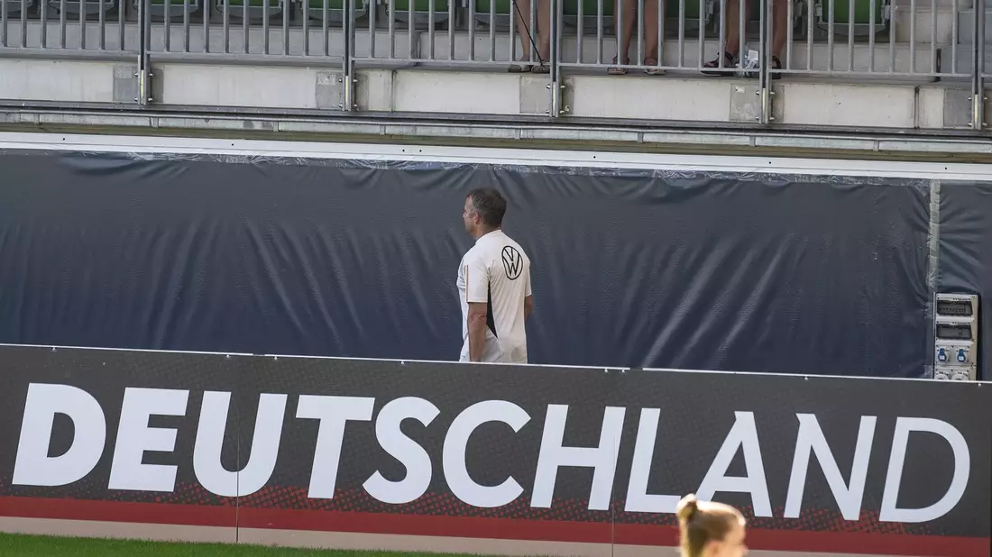 Hansi Flick ist als Bundestrainer Geschichte. Wer übernimmt nun vor der Heim-EM im kommenden Sommer das Ruder in der DFB-Auswahl? - Bild: Swen Pförtner/dpa