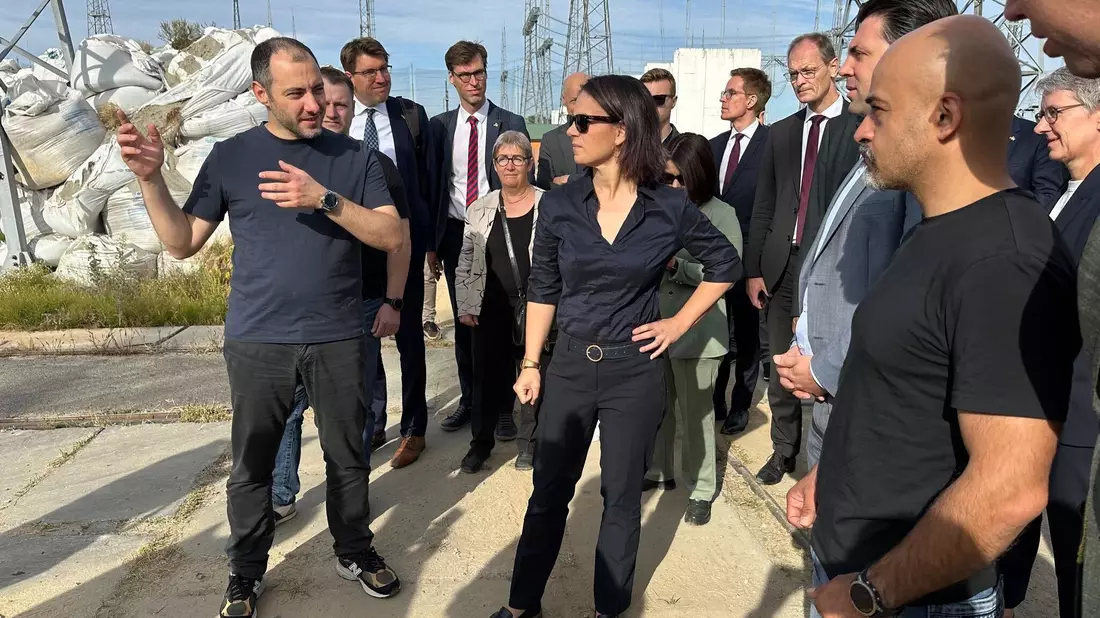 Nach ihrem Eintreffen in Kiew besuchte Baerbock ein Elektrizitäts-Umspannwerk. - Bild: Jörg Blank/dpa
