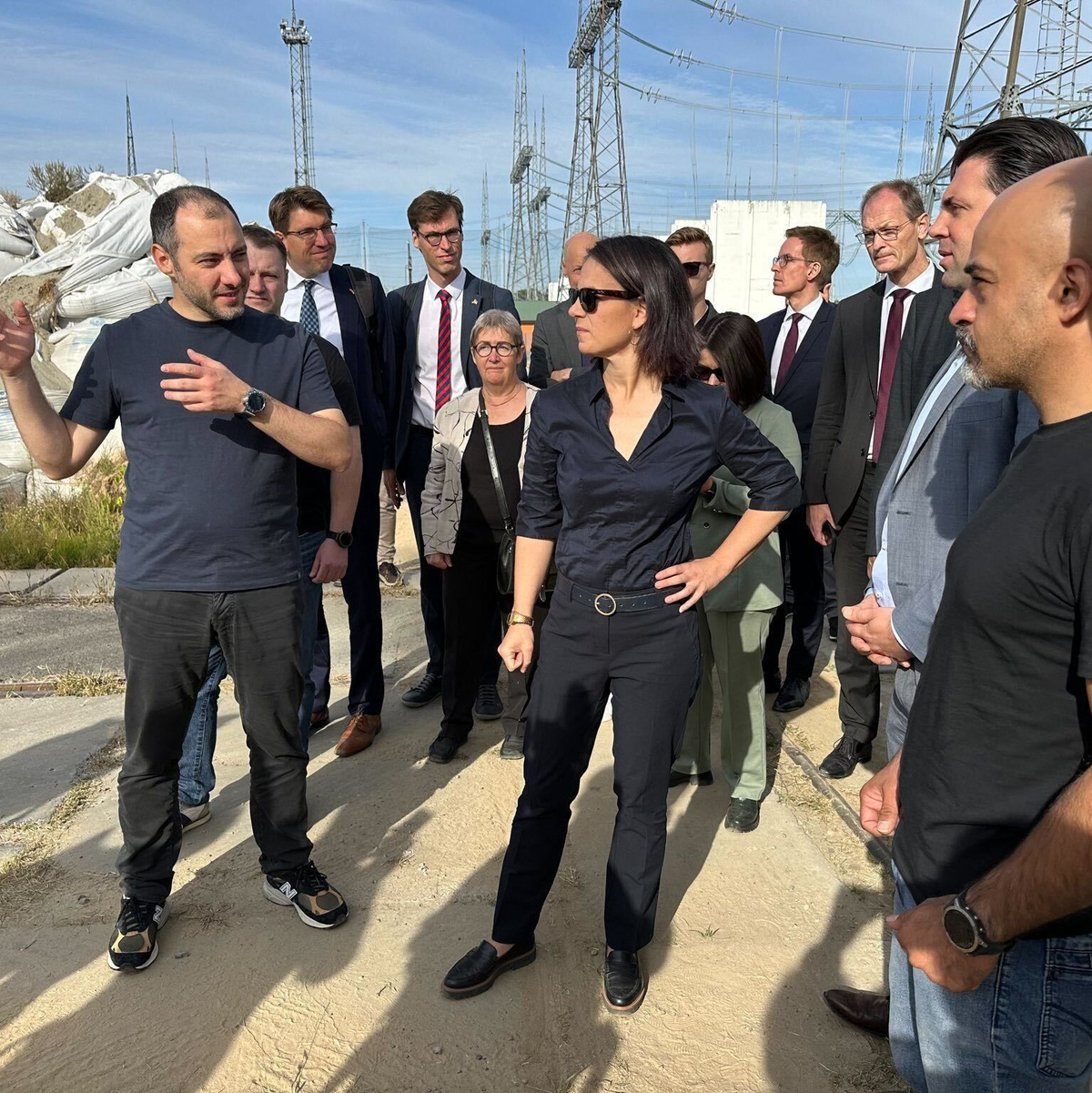 Nach ihrem Eintreffen in Kiew besuchte Baerbock ein Elektrizitäts-Umspannwerk. - Foto: Jörg Blank/dpa