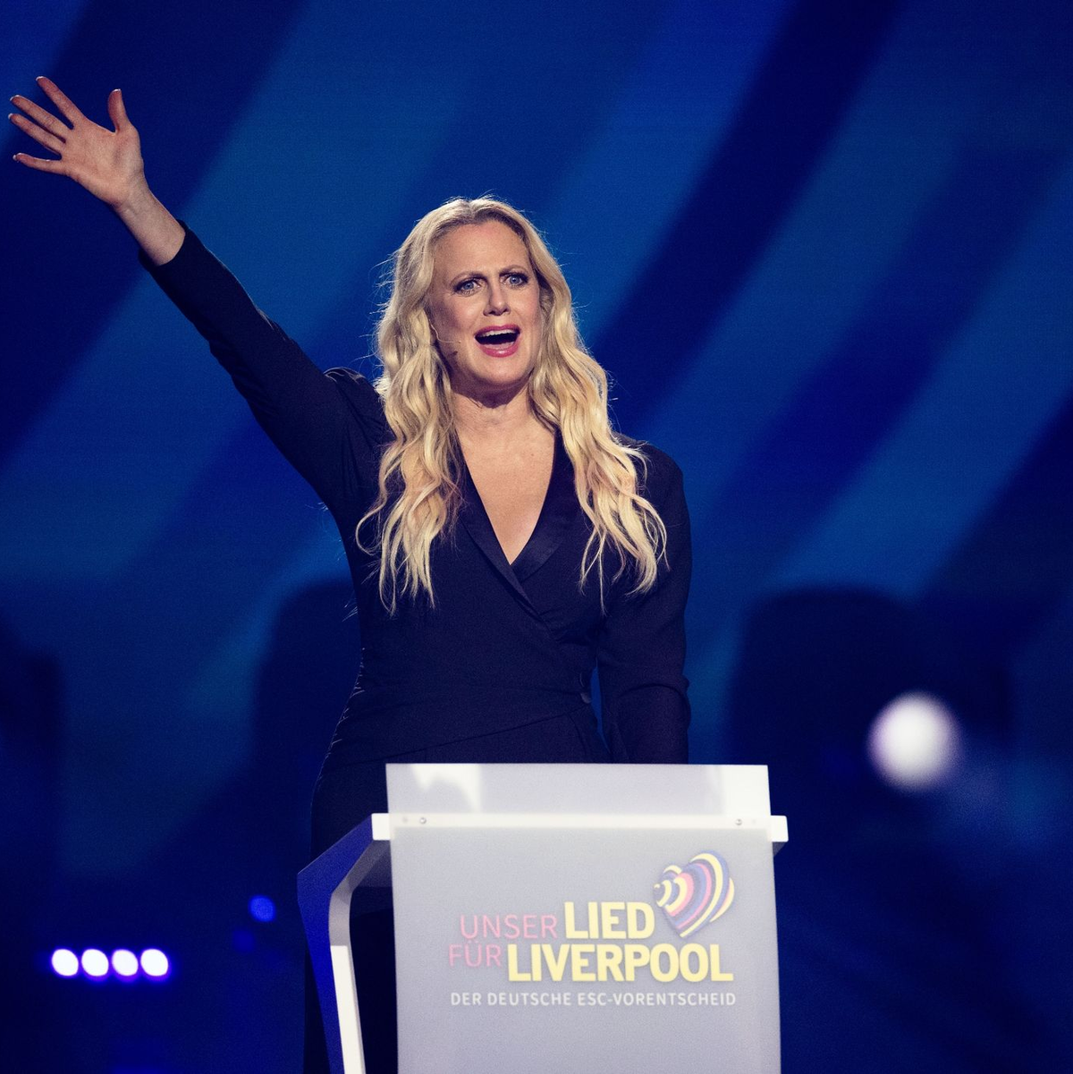 Moderatorin Barbara Schöneberger lockerte die Show mit Gesangseinlagen auf. - Foto: Rolf Vennenbernd/dpa