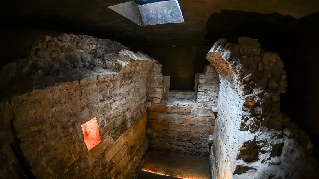 Die Erfurter Mikwe, ein jüdisches Ritualbad mittelalterlichen Ursprungs, zählt zu den drei ausgewählten Orten, die nach dem Wunsch der Stadt in die Unesco-Welterbe-Liste aufgenommen werden sollen. - Bild: Jens Kalaene/dpa