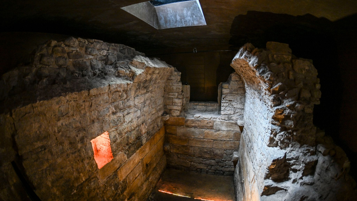 Die Erfurter Mikwe, ein jüdisches Ritualbad mittelalterlichen Ursprungs, zählt zu den drei ausgewählten Orten, die nach dem Wunsch der Stadt in die Unesco-Welterbe-Liste aufgenommen werden sollen. - Foto: Jens Kalaene/dpa