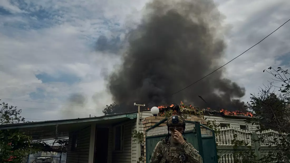 Ein ukrainischer Soldat geht an einem Haus vorbei, das nach einem Beschuss in der Nähe der Frontlinie abgebrannt ist. Russland führt seit Februar 2022 Krieg gegen die Ukraine. - Bild: LIBKOS/AP/dpa