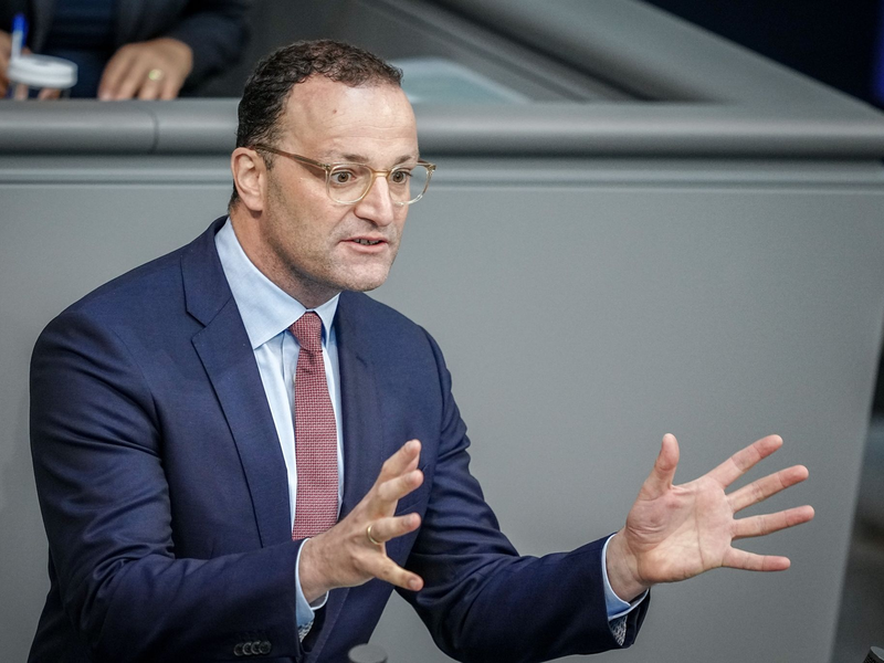 Jens Spahn (CDU) will schärfere finanzielle Sanktionen für Bürgergeldbezieher, die eine Arbeitstätigkeit ablehnen. - Foto: Kay Nietfeld/dpa