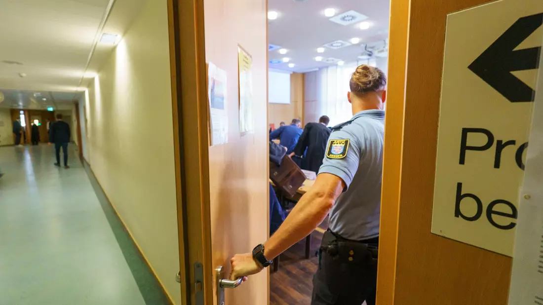 Vor dem Frankfurter Landgericht geht es um die Rolle der Banker und erstmals auch ihrer Berater. - Bild: Andreas Arnold/dpa Pool/dpa