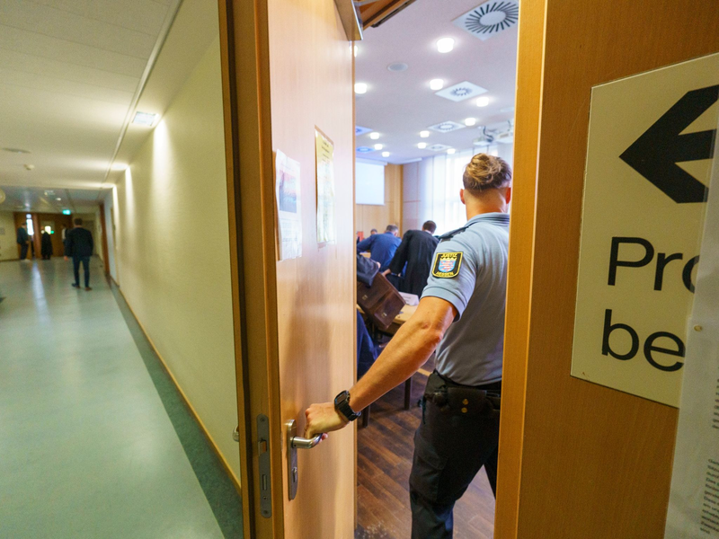 Vor dem Frankfurter Landgericht geht es um die Rolle der Banker und erstmals auch ihrer Berater. - Foto: Andreas Arnold/dpa Pool/dpa