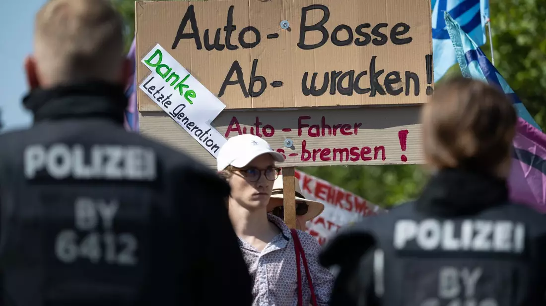 Aktivisten bei der Abschlussdemonstration gegen die Automesse IAA 2023 in München. - Bild: Stefan Puchner/dpa