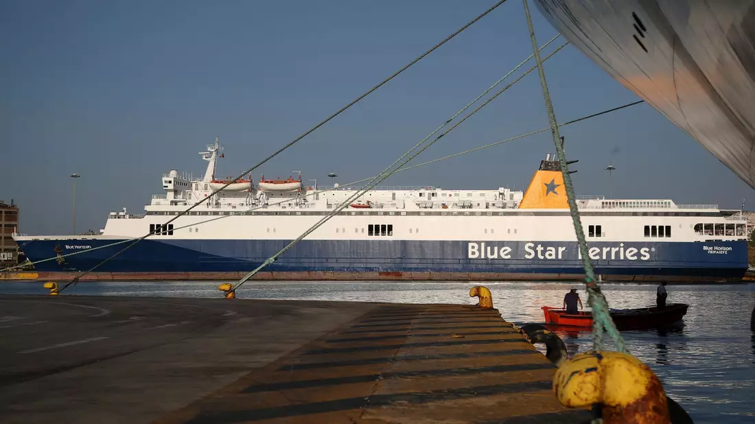 Die Fähre «Blue Horizon» wird nach dem tragischen Tod in den Medien «Schiff der Schande» genannt. - Bild: Thanassis Stavrakis/AP/dpa