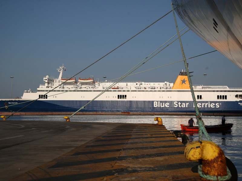Die Fähre «Blue Horizon» wird nach dem tragischen Tod in den Medien «Schiff der Schande» genannt. - Foto: Thanassis Stavrakis/AP/dpa