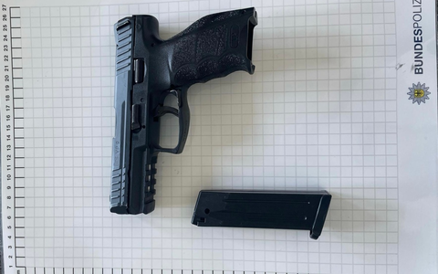 FW Speyer: LKW-Vollbrand auf der A61 - Fahrer unverletzt, Böschung und Waldfläche in Brand - Foto: presseportal.de