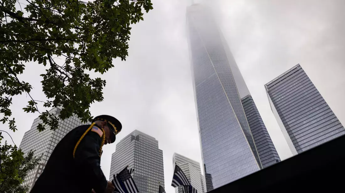 Gedenken am One World Trade Center in New York. Fast 3000 Menschen kamen durch die verheerenden Attacken vor 22 Jahren ums Leben. - Bild: Yuki Iwamura/AP/dpa