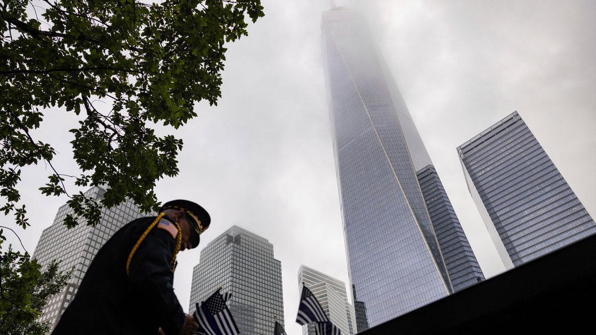 Gedenken am One World Trade Center in New York. Fast 3000 Menschen kamen durch die verheerenden Attacken vor 22 Jahren ums Leben. - Foto: Yuki Iwamura/AP/dpa