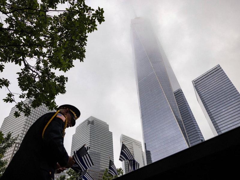 Gedenken am One World Trade Center in New York. Fast 3000 Menschen kamen durch die verheerenden Attacken vor 22 Jahren ums Leben. - Foto: Yuki Iwamura/AP/dpa