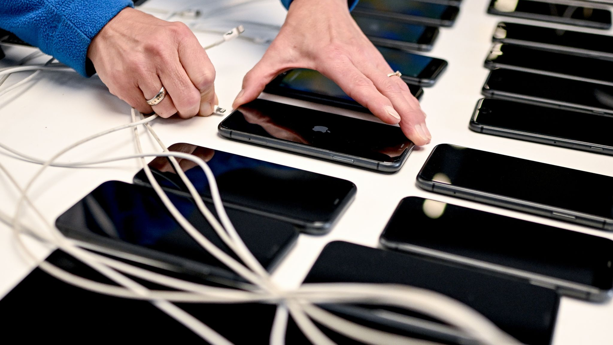 Weniger als ein Fünftel der Verbraucherinnen und Verbraucher in Deutschland haben schon einmal ein Smartphone oder Laptop gebraucht gekauft. - Foto: Britta Pedersen/dpa