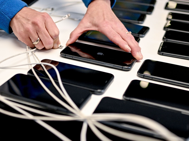 Weniger als ein Fünftel der Verbraucherinnen und Verbraucher in Deutschland haben schon einmal ein Smartphone oder Laptop gebraucht gekauft. - Foto: Britta Pedersen/dpa