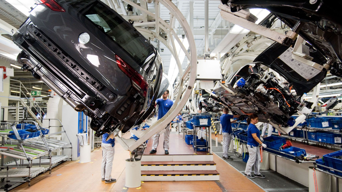 Von den Ausfällen in Wolfsburg, wo vor allem Golf und Tiguan gebaut werden, sind VW zufolge abwechselnd alle vier Montagestrecken betroffen. - Foto: Julian Stratenschulte/dpa