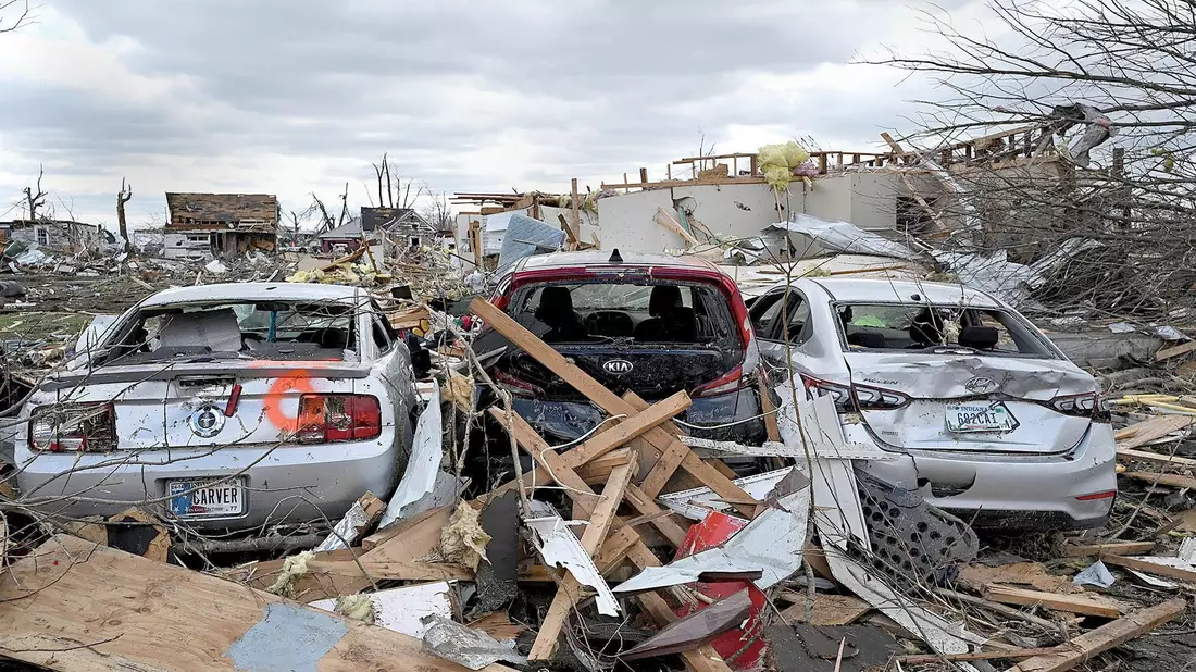 Tornado-Schäden im Mittleren Westen der USA. Die Rückversicherer erwarten, dass schwere Stürme, Hitzewellen und Waldbrände infolge des sich beschleunigenden Klimawandels zunehmen werden. - Bild: Joseph C. Garza/The Tribune-Star/AP/dpa