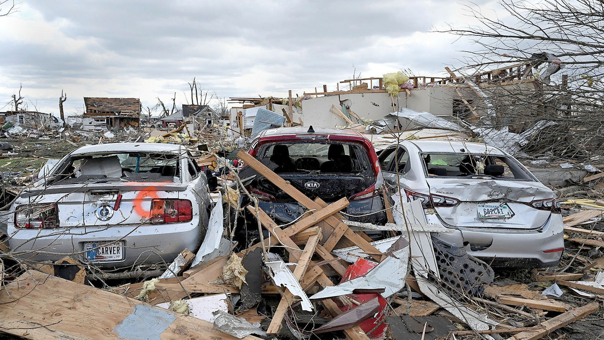 Tornado-Schäden im Mittleren Westen der USA. Die Rückversicherer erwarten, dass schwere Stürme, Hitzewellen und Waldbrände infolge des sich beschleunigenden Klimawandels zunehmen werden. - Foto: Joseph C. Garza/The Tribune-Star/AP/dpa