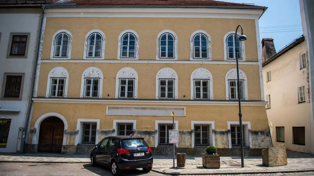 Das Geburtshaus von Adolf Hitler in Braunau. (Archivbild) - Bild: Lino Mirgeler/dpa