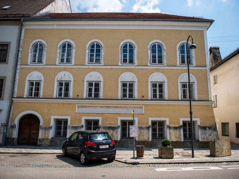 Das Geburtshaus von Adolf Hitler in Braunau. (Archivbild) - Foto: Lino Mirgeler/dpa
