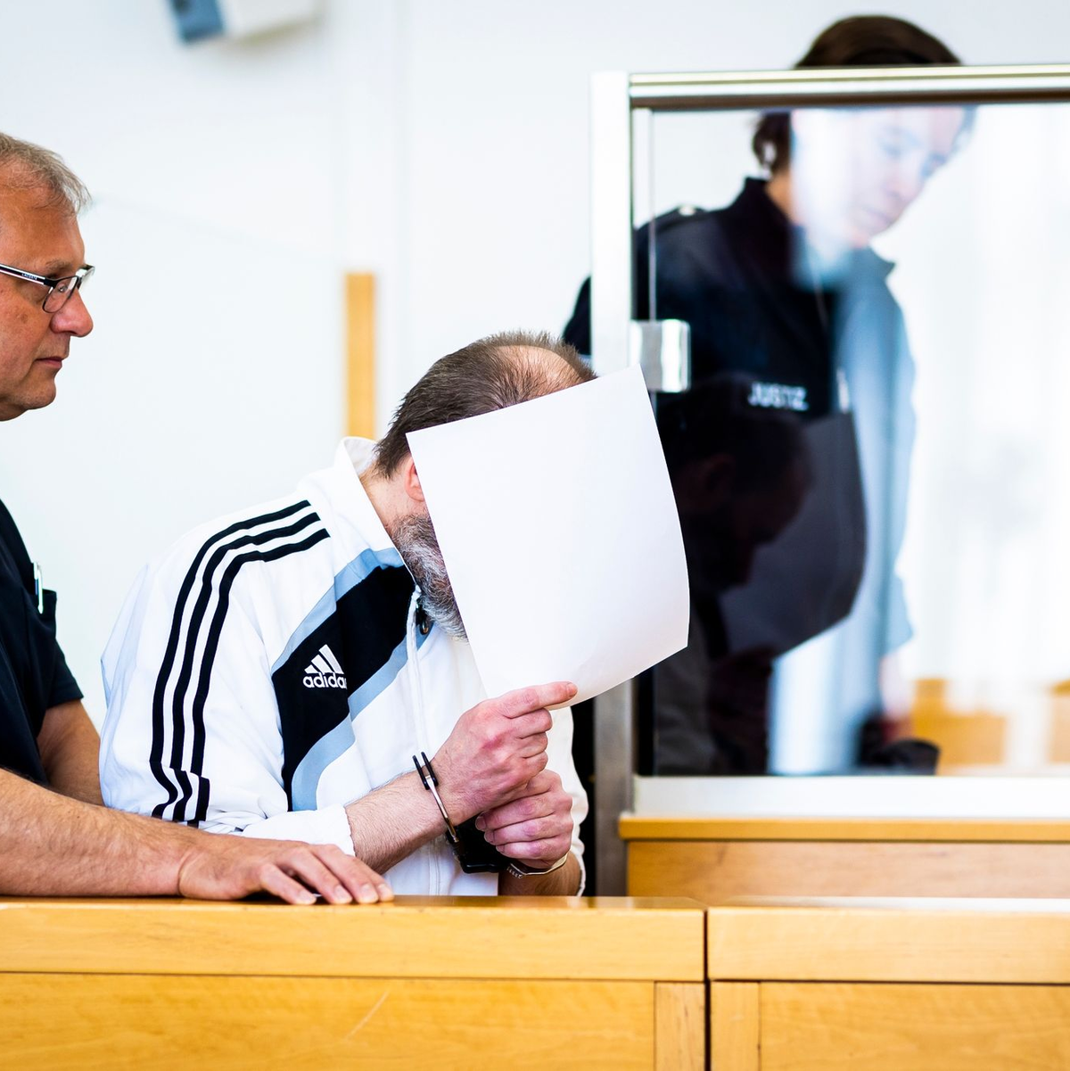 Der Angeklagte im Landgericht Hannover. - Foto: Moritz Frankenberg/dpa
