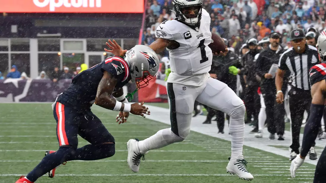 Philadelphia Eagles-Quarterback Jalen Hurts (1) wird von New England Patriots-Cornerback Jalen Mills (l) verfolgt. - Bild: Mark Stockwell/AP/dpa