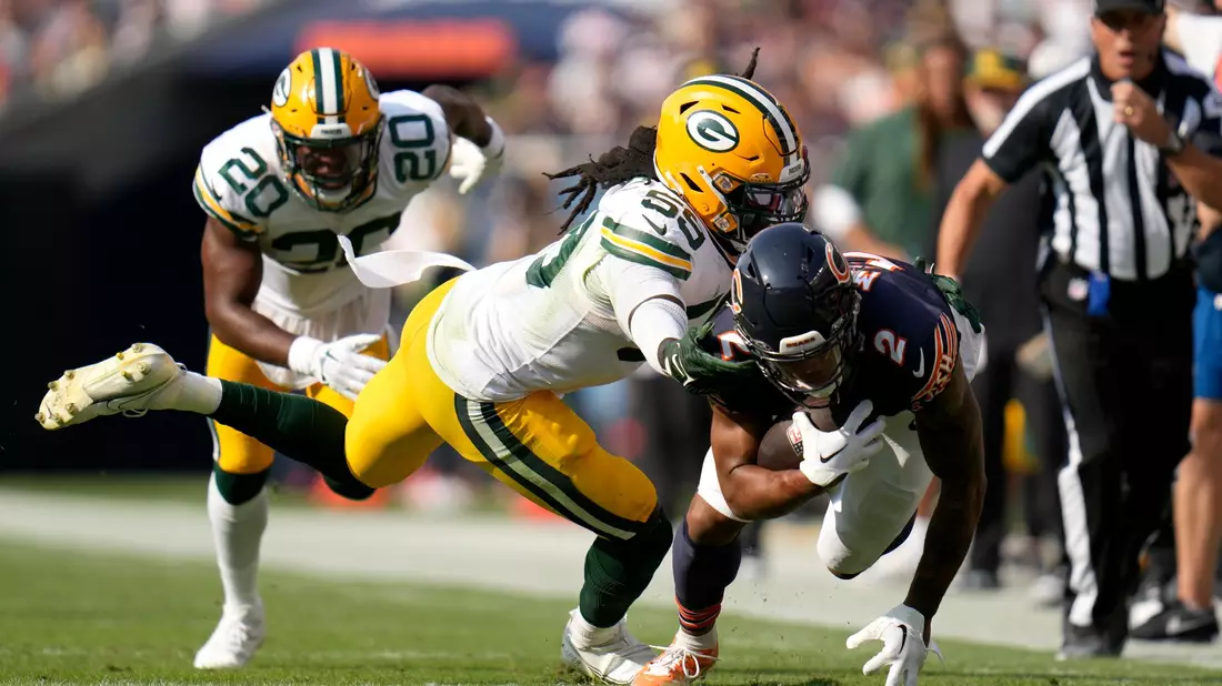 Green Bay Packers Linebacker Kingsley Enagbare (55) geht gegen Chicago Bears Wide Receiver DJ Moore vor. - Bild: Erin Hooley/AP/dpa