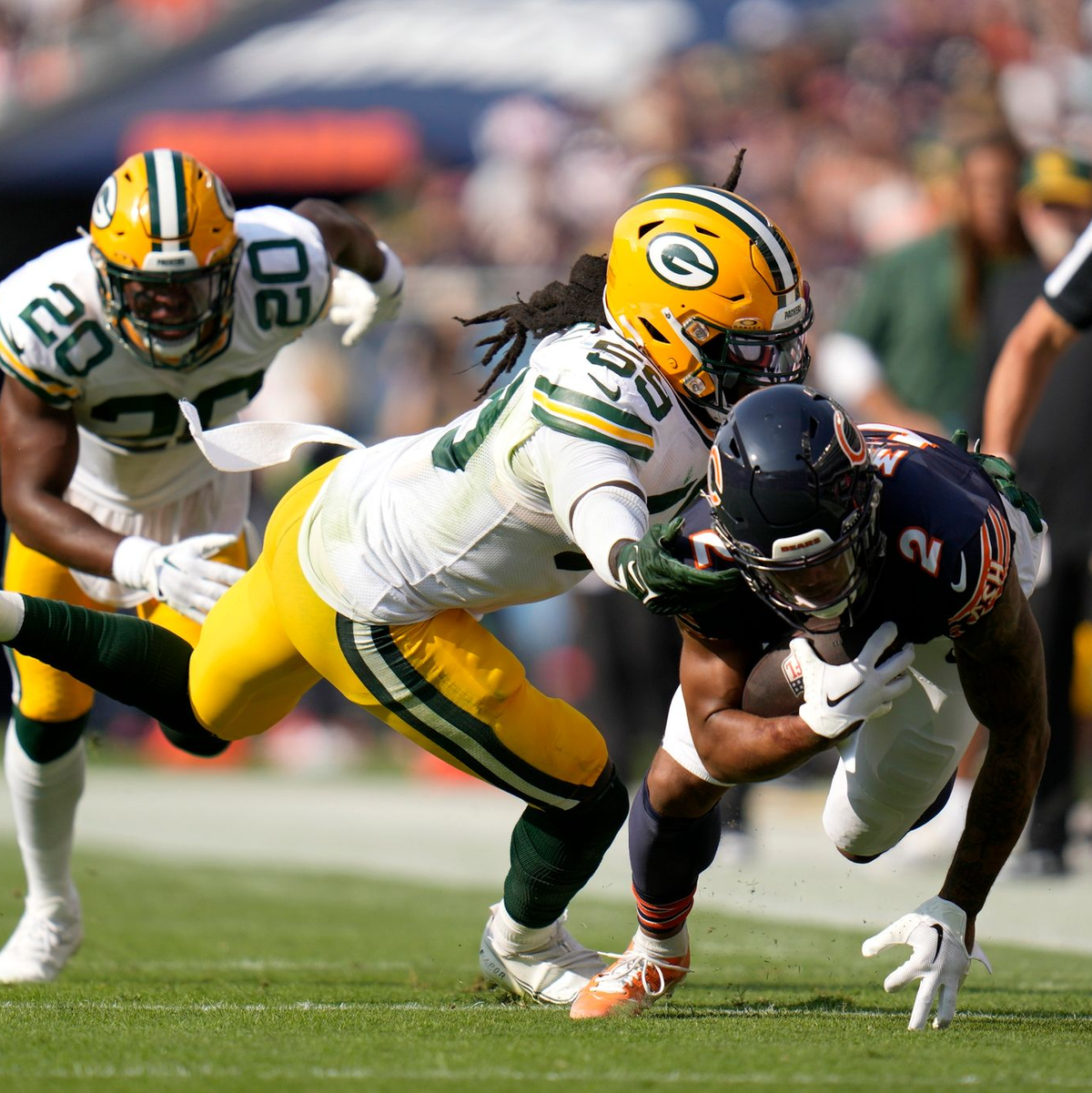 Green Bay Packers Linebacker Kingsley Enagbare (55) geht gegen Chicago Bears Wide Receiver DJ Moore vor. - Foto: Erin Hooley/AP/dpa