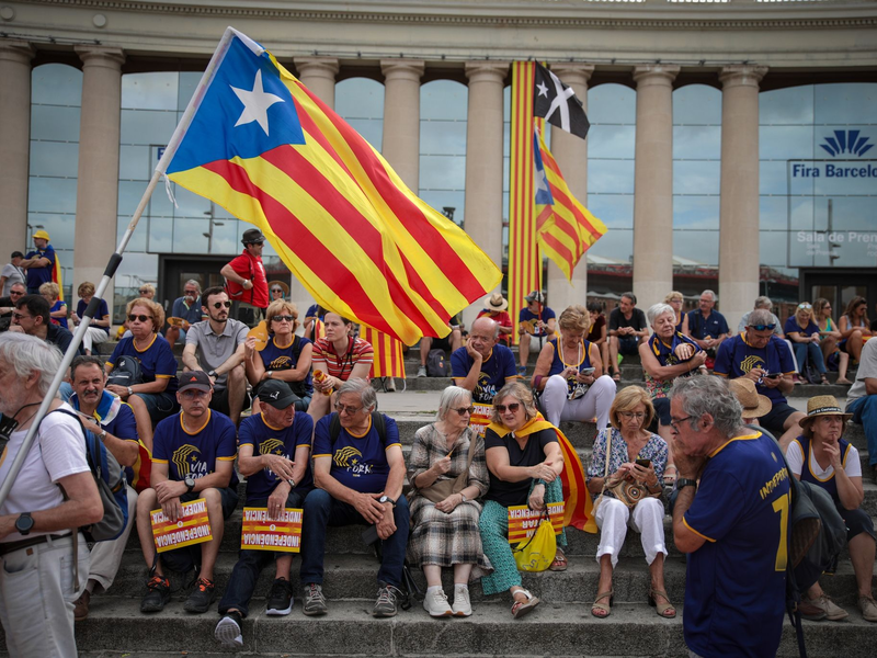 Menschen schwenken Estelada-Fahnen während einer Kundgebung in Barcelona. - Foto: Kike Rincón/EUROPA PRESS/dpa
