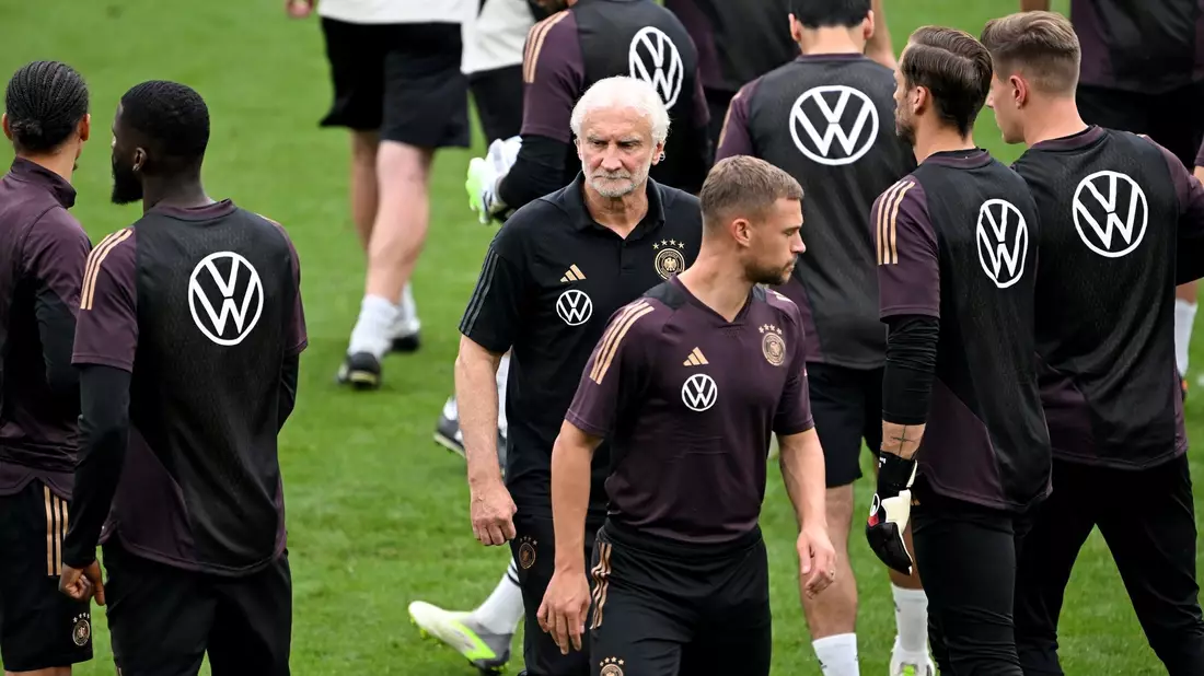 Der Deutsche Fußball-Bund und Rudi Völler haben ihre Zussamenarbeit vorzeitig verlängert. - Bild: Federico Gambarini/dpa