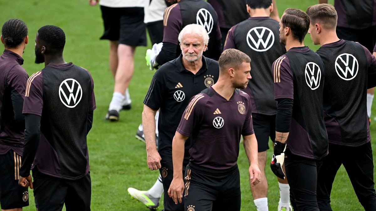 Spürt große Vorfreude auf die K.-o.-Phase: DFB-Sportdirektor Rudi Völler. - Foto: Federico Gambarini/dpa