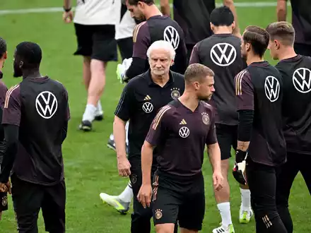 Der Deutsche Fußball-Bund und Rudi Völler haben ihre Zussamenarbeit vorzeitig verlängert. - Foto: Federico Gambarini/dpa