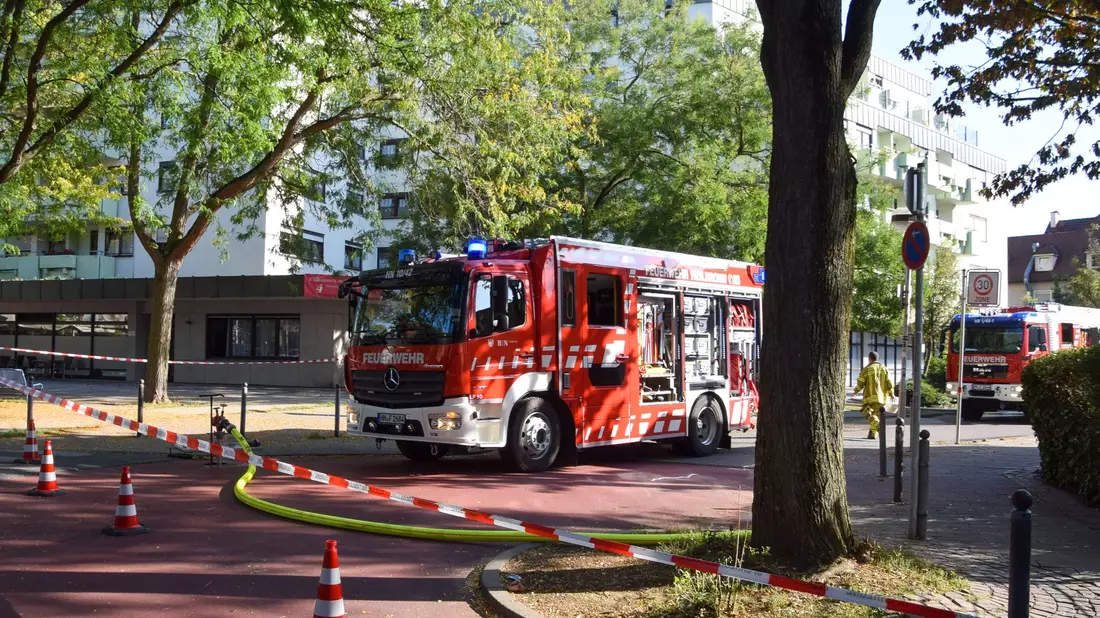 Am Montagnachmittag hatte es im ersten Obergeschoss in dem Seniorenheim gebrannt. - Bild: Julian Buchner/EinsatzReport24/dpa