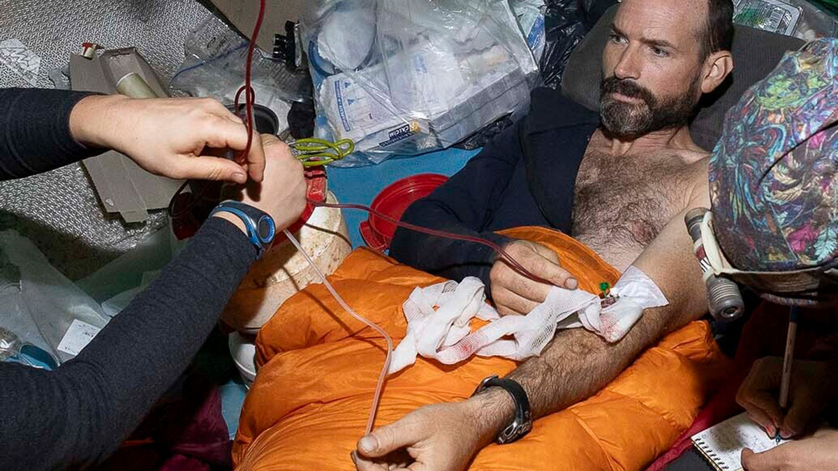 Ein medizinisches Team kümmert sich um Mark Dickey. - Foto: Marton Kovacs/Ungarischer Höhlenrettungsdienst via AP/dpa