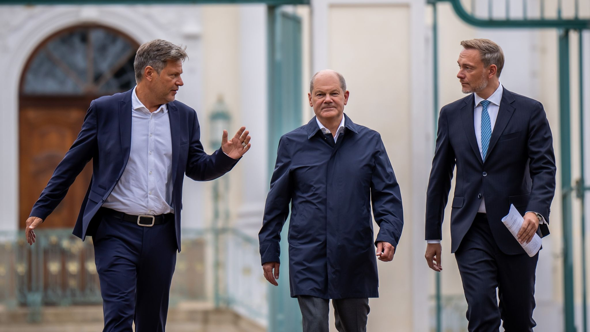 Kanzler Olaf Scholz (M), Finanzminister Christian Lindner (r) und Vizekanzler Robert Habeck auf Schloss Meseberg. - Foto: Michael Kappeler/dpa