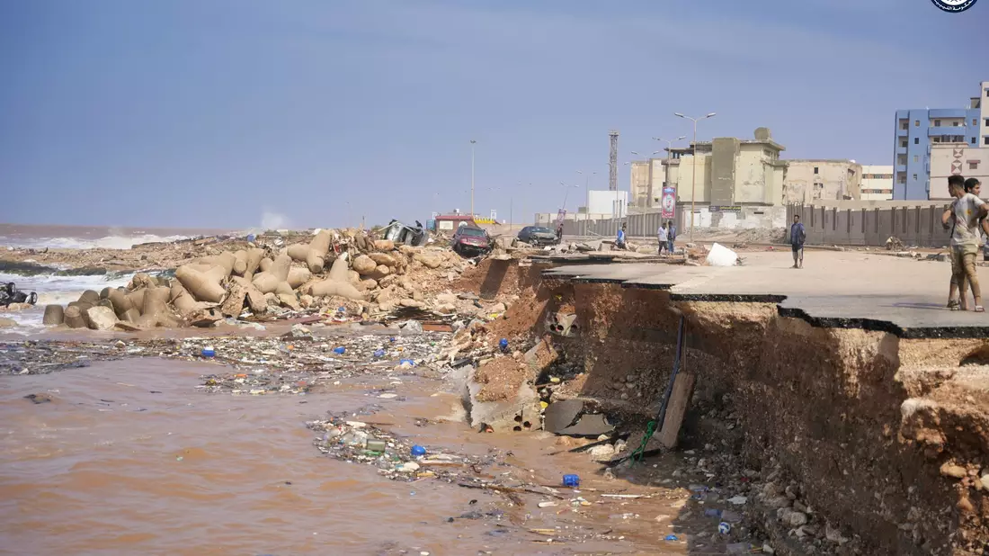 Eine Küstenstraße in Darna ist eingestürzt. - Bild: Uncredited/Libysche Regierung via AP/dpa