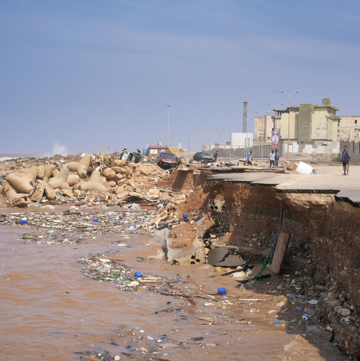 Eine Küstenstraße in Darna ist eingestürzt. - Foto: Uncredited/Libysche Regierung via AP/dpa