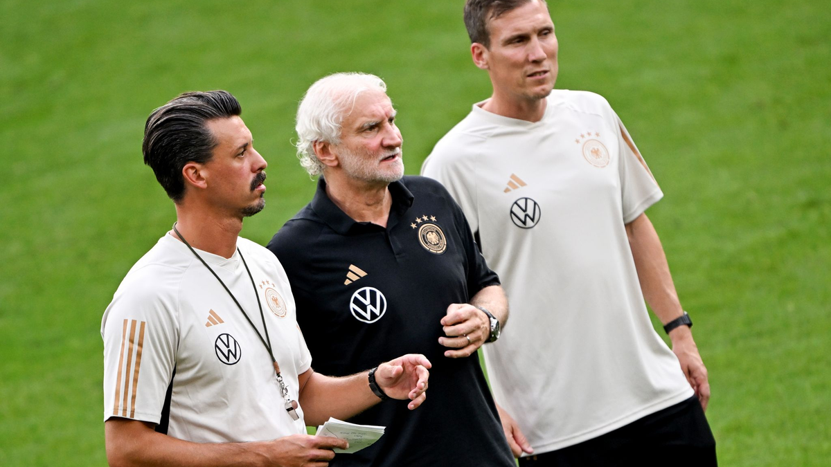 Rudi Völler (M), Sandro Wagner (l) und Hannes Wolf werden das DFB-Team gegen Frankreich betreuen. - Foto: Federico Gambarini/dpa