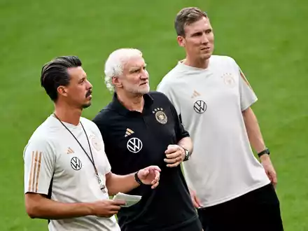 Rudi Völler (M), Sandro Wagner (l) und Hannes Wolf werden das DFB-Team gegen Frankreich betreuen. - Foto: Federico Gambarini/dpa