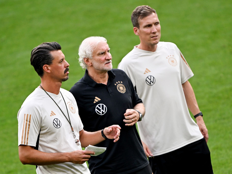 Rudi Völler (M), Sandro Wagner (l) und Hannes Wolf werden das DFB-Team gegen Frankreich betreuen. - Foto: Federico Gambarini/dpa