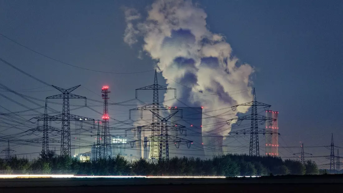 Das Braunkohlekraftwerk Niederaußem: Braunkohle zählt zu den klimaschädlichen Energieträgern. Die UN mahnen an, Maßnahmen gegen den Klimawandel zu ergreifen. - Bild: Henning Kaiser/dpa