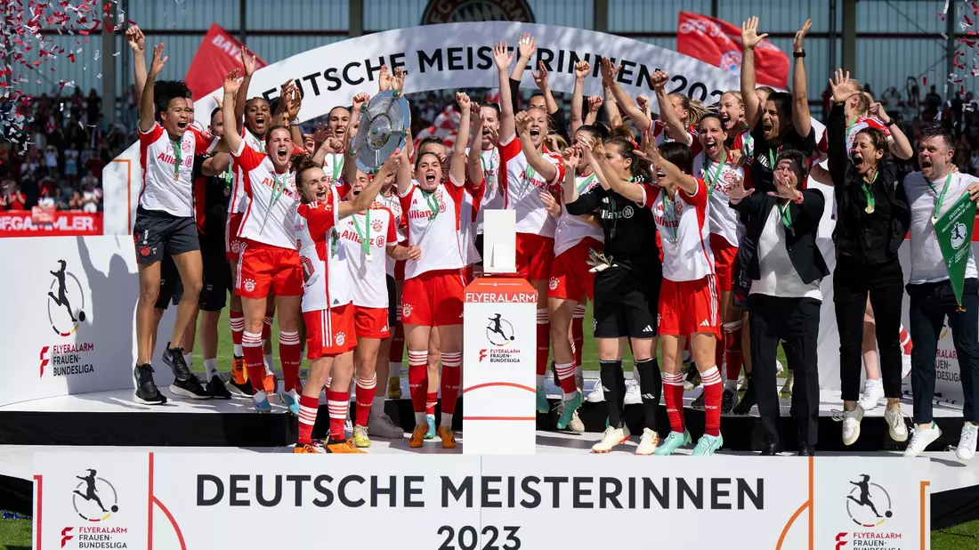 Die Spielerinnen von München jubeln nach dem Spiel mit der Meisterschale. Nun startet die Frauen-Bundesliga in die neue Saison. - Bild: Sven Hoppe/dpa