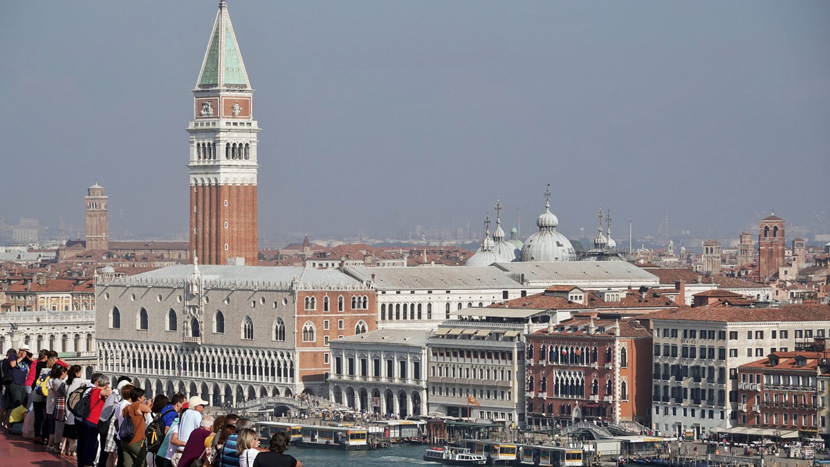 Venedig ist bei Touristen ein beliebtes Ziel. Jetzt kam es in der Stadt zu einem Unglück. - Foto: Soeren Stache/dpa