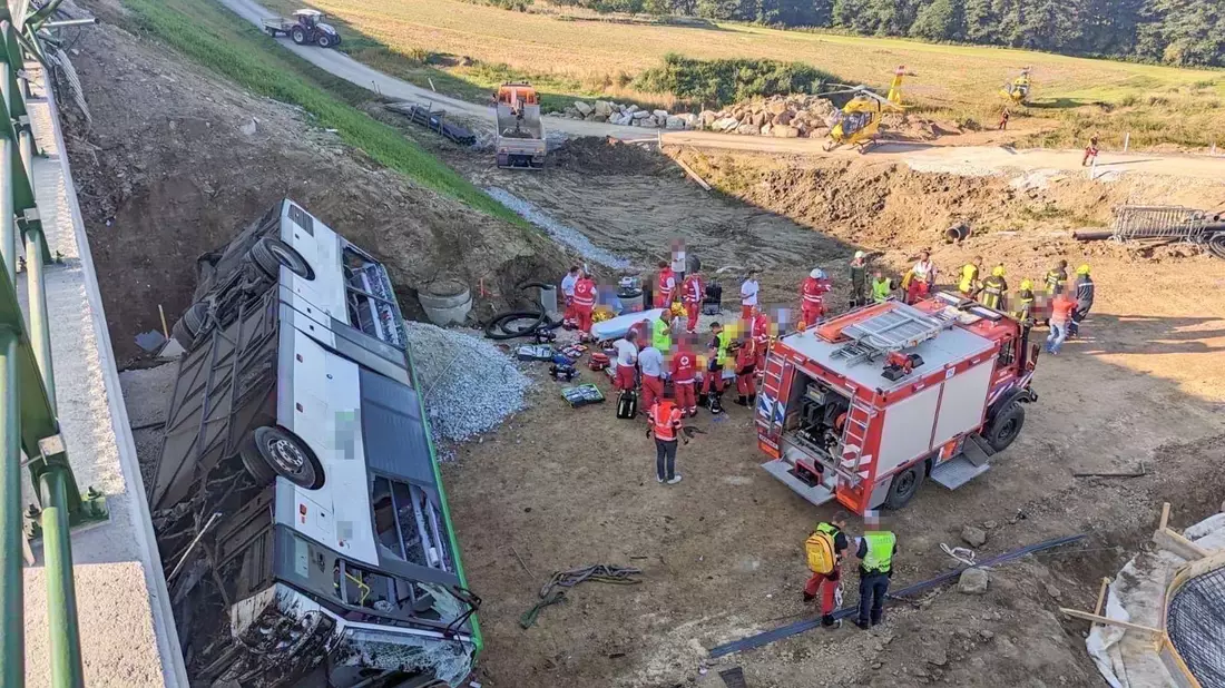 Rettungskräfte arbeiten an der Unfallstelle. - Bild: Doku-Nö/Wimmer M./APA/dpa
