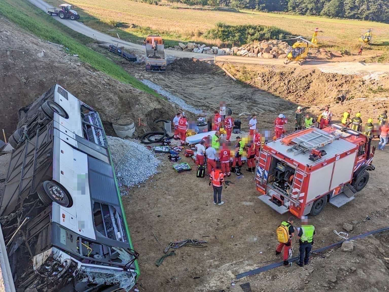 Rettungskräfte arbeiten an der Unfallstelle. - Foto: Doku-Nö/Wimmer M./APA/dpa