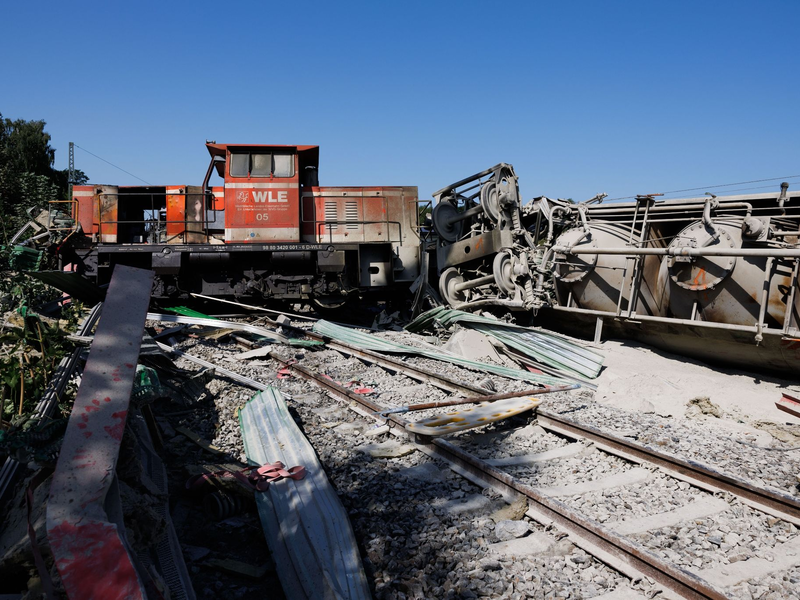 Ein Teil des entgleisten Güterzuges ist an einem Bahngleis zu sehen. - Foto: Friso Gentsch/dpa