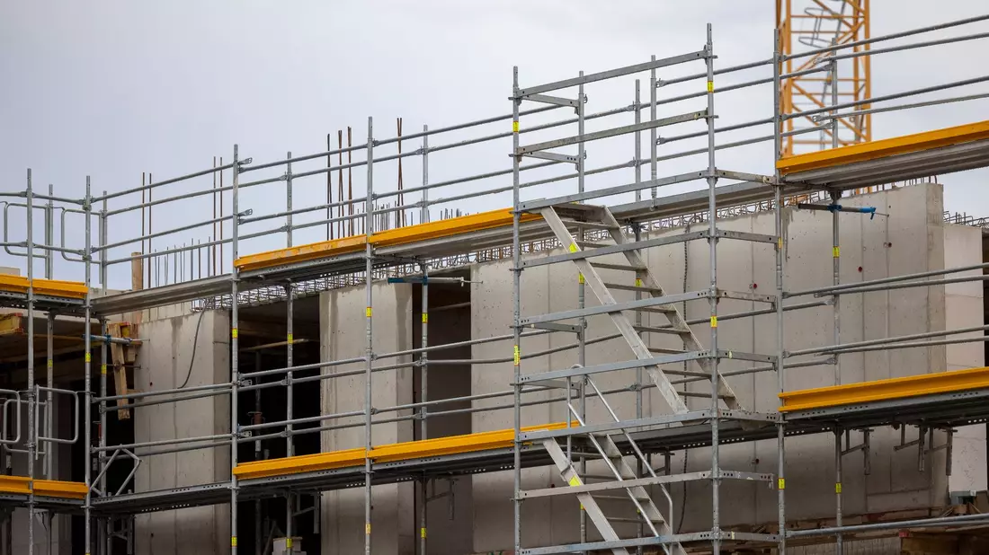 «Aktuell melden 11,9 Prozent der Unternehmen im Wohnungsbau Finanzierungsschwierigkeiten. Das ist der höchste Wert seit über 30 Jahren», teilt das Ifo-Institut mit. - Bild: Thomas Banneyer/dpa
