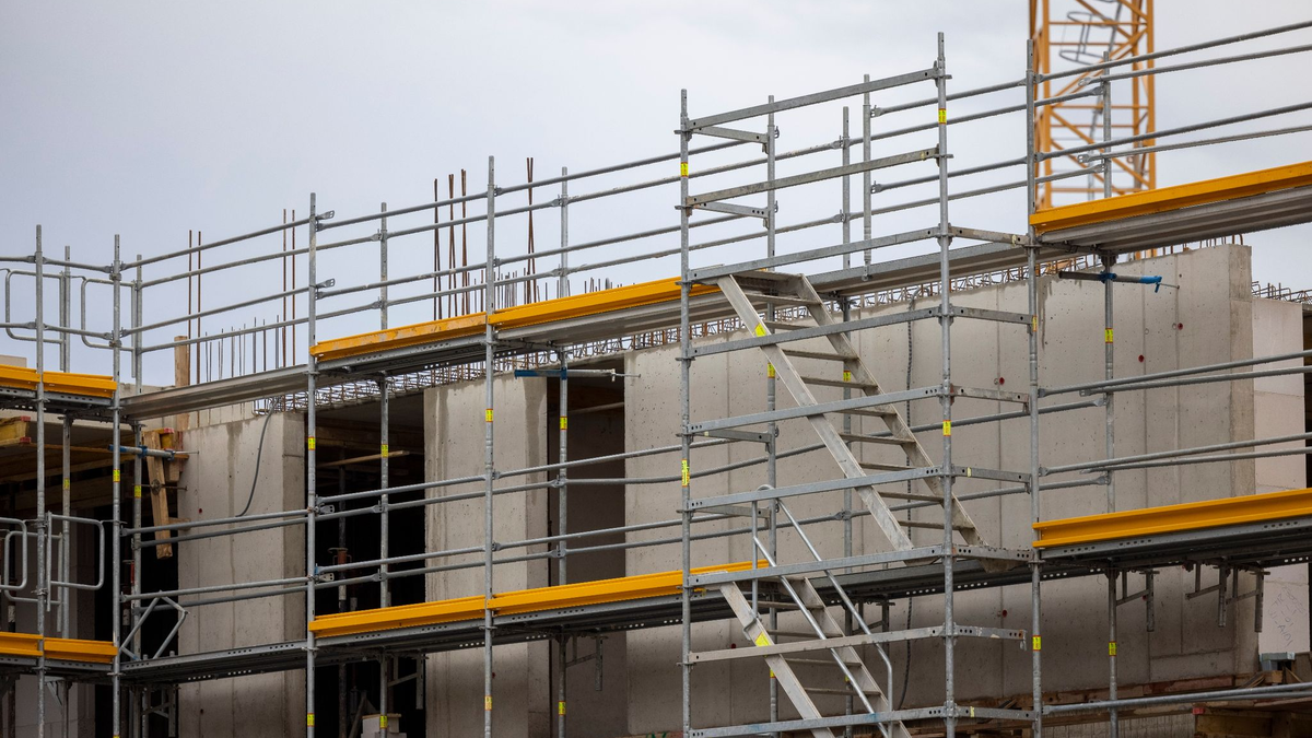 «Aktuell melden 11,9 Prozent der Unternehmen im Wohnungsbau Finanzierungsschwierigkeiten. Das ist der höchste Wert seit über 30 Jahren», teilt das Ifo-Institut mit. - Foto: Thomas Banneyer/dpa