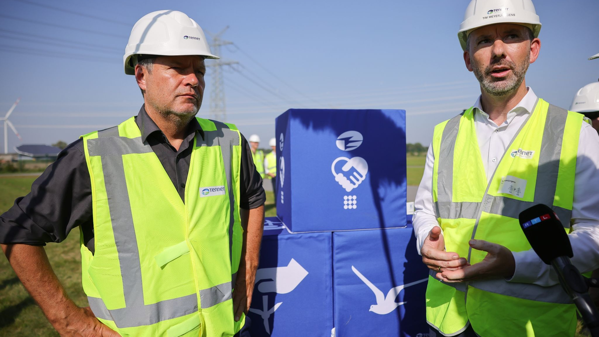 Das Umspannwerk Heide/West. Die rund 140 Kilometer lange Westküstenleitung von der deutsch-dänischen Grenze bis Brunsbüttel steht vor dem Betriebsstart. - Foto: Christian Charisius/dpa
