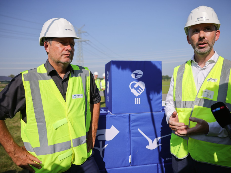 Das Umspannwerk Heide/West. Die rund 140 Kilometer lange Westküstenleitung von der deutsch-dänischen Grenze bis Brunsbüttel steht vor dem Betriebsstart. - Foto: Christian Charisius/dpa